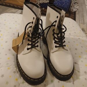 NWT DR. MARTENS SMOOTH WHITE BOOTIES SIZE 9M